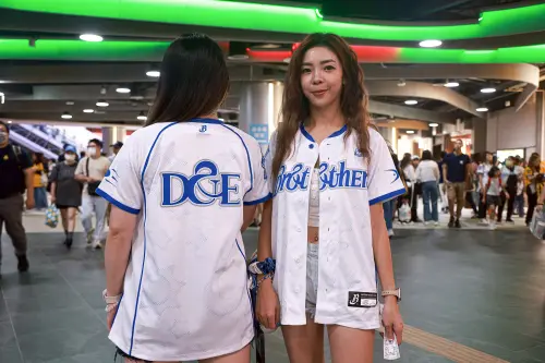 現場直擊／中信兄弟「夢幻聯名球衣」實著登場！商品店引萬人瘋搶
