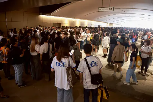 ▲中信兄弟球迷為了聯名球衣，一路排到B2通道口上。（圖／記者葉政勳攝，2025.08.03）