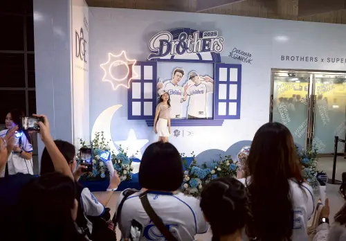 ▲B2商品店外還設有拍照區，讓球迷可以跟SUPER JUNIOR-D&E銀赫、東海看板合影。（圖／記者葉政勳攝，2025.08.03）