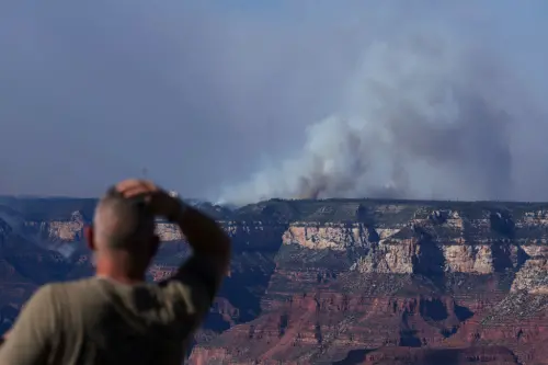 ▲美國亞利桑那週大峽谷國家公園野火火勢猛烈，從遠處就能看見濃煙竄升。（圖／美聯社／達志影像）