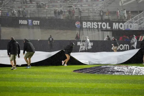 ▲MLB首度在美國著名賽車場「布里斯托賽道」（Bristol Motor Speedway）舉辦例行賽「MLB賽道經典賽」（Speedway Classic），吸引超過8.5萬人入場觀戰，刷新MLB單場例行賽觀眾人數紀錄。（圖／美聯社／達志影像）