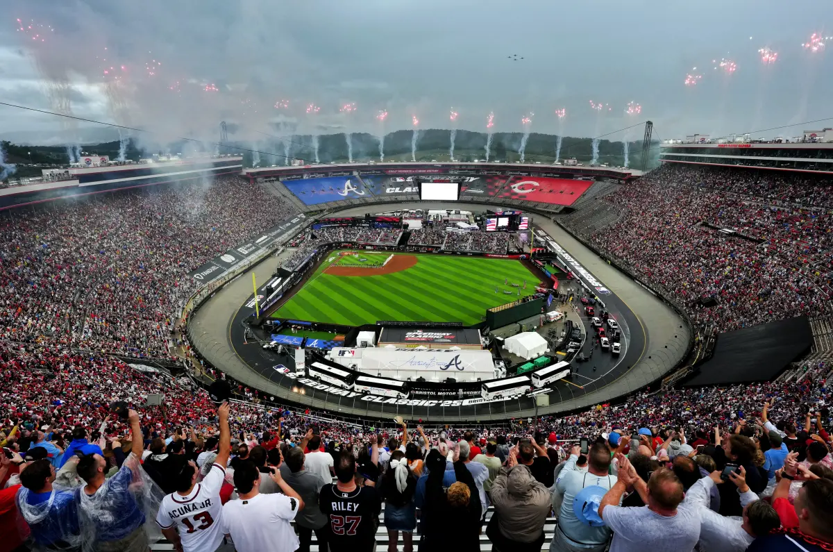 ▲MLB首度在美國著名賽車場「布里斯托賽道」（Bristol Motor Speedway）舉辦例行賽「MLB賽道經典賽」（Speedway Classic），吸引超過8.5萬人入場觀戰，刷新MLB單場例行賽觀眾人數紀錄。（圖／美聯社／達志影像）