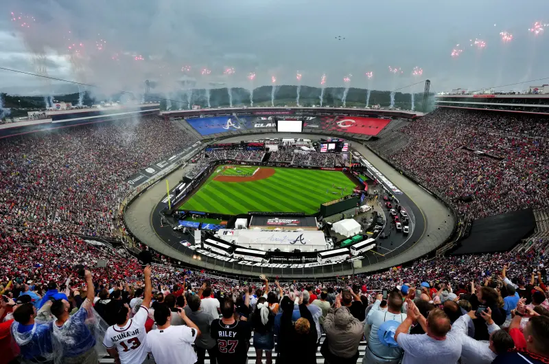 ▲MLB首度在美國著名賽車場「布里斯托賽道」（Bristol Motor Speedway）舉辦例行賽「MLB賽道經典賽」（Speedway Classic），吸引超過8.5萬人入場觀戰，刷新MLB單場例行賽觀眾人數紀錄。（圖／美聯社／達志影像）