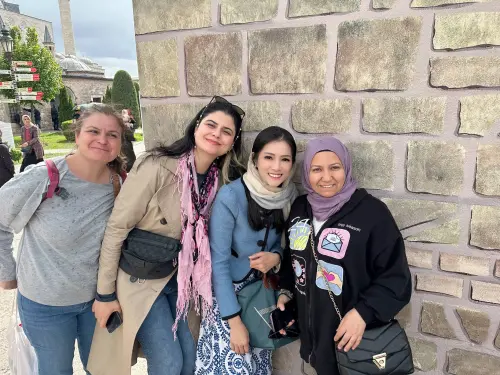 李文儀(右2)跟當地民眾拍照。(圖/三立提供) ▲李文儀(右2)跟當地民眾拍照。(圖/三立提供)