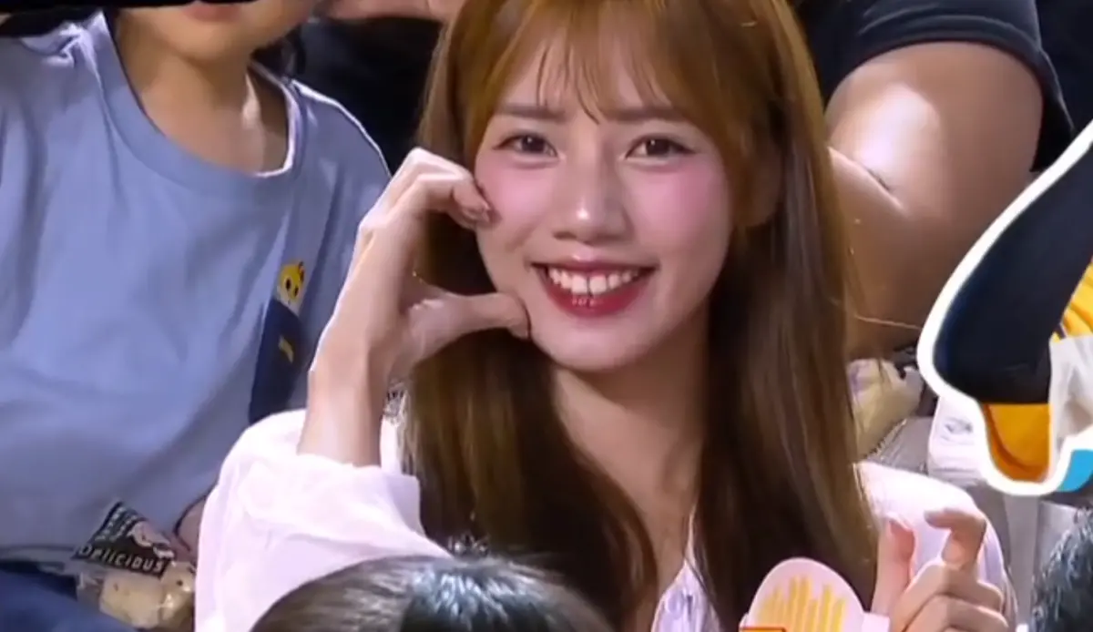 ▲中信兄弟啦啦隊成員夏蕾（如圖）在大巨蛋看球時被導播拍到，主持人高大昌沒認出她身分，大讚她是「漂亮的女球迷」，讓網友笑翻，調侃高大昌要去看眼科。（圖／翻攝自Threads）