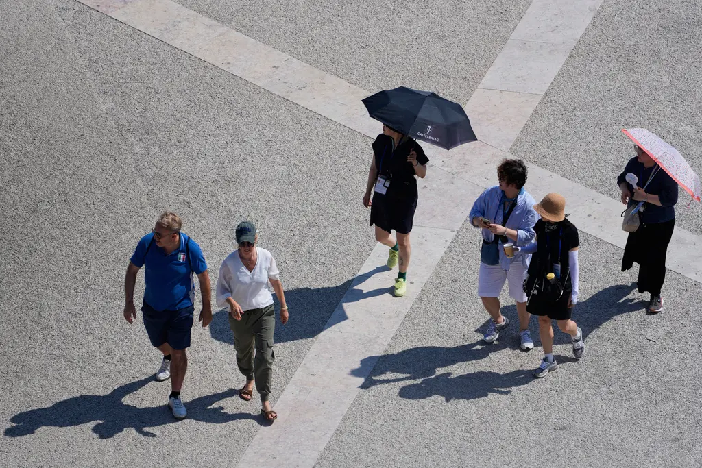 ▲受到來自北非的熱浪影響，最高氣溫恐飆升至攝氏44度。（圖／美聯社／達志影像）