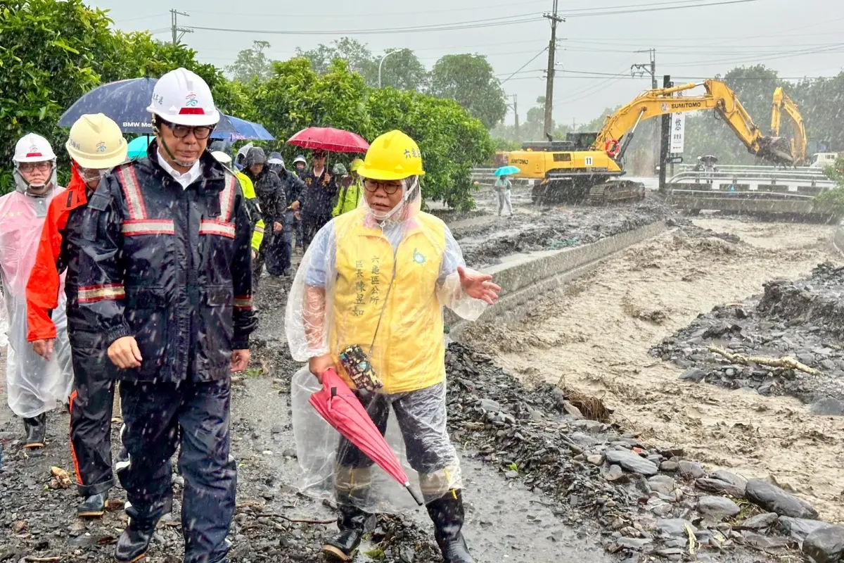 ▲陳其邁上午參加中央豪雨應變中心會議後，勘災腳步不停歇，隨即趕赴六龜區中興里視察，關心土石流掩埋路面及野溪清疏情形。（圖／高市府提供）