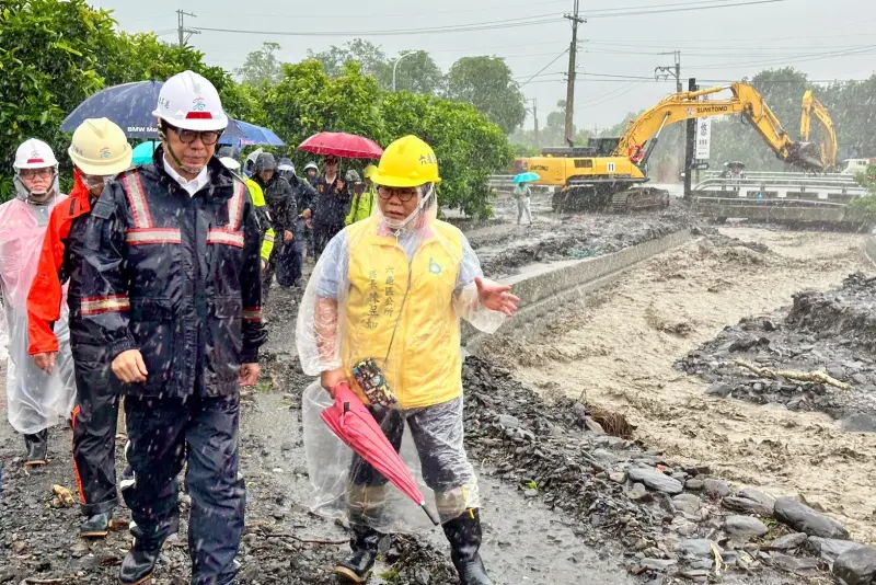 ▲陳其邁上午參加中央豪雨應變中心會議後，勘災腳步不停歇，隨即趕赴六龜區中興里視察，關心土石流掩埋路面及野溪清疏情形。（圖／高市府提供）