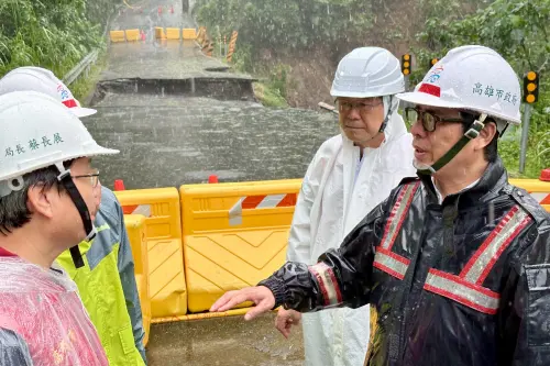 ▲陳其邁隨後轉往高131線勘災，向工作人員握手致謝，市府要求加快工程評估與邊坡防護規劃，並研擬替代通行路線