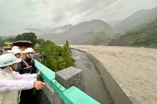 ▲陳其邁至寶來二號橋，查看邊坡及水勢勘查。（圖／高市府提供）