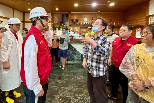 ▲0728豪雨高雄市撤離人數3,104人，陳其邁特別赴寶來溫泉山莊探視，向安置鄉親致上慰問與鼓勵。（圖／高市府提供）
