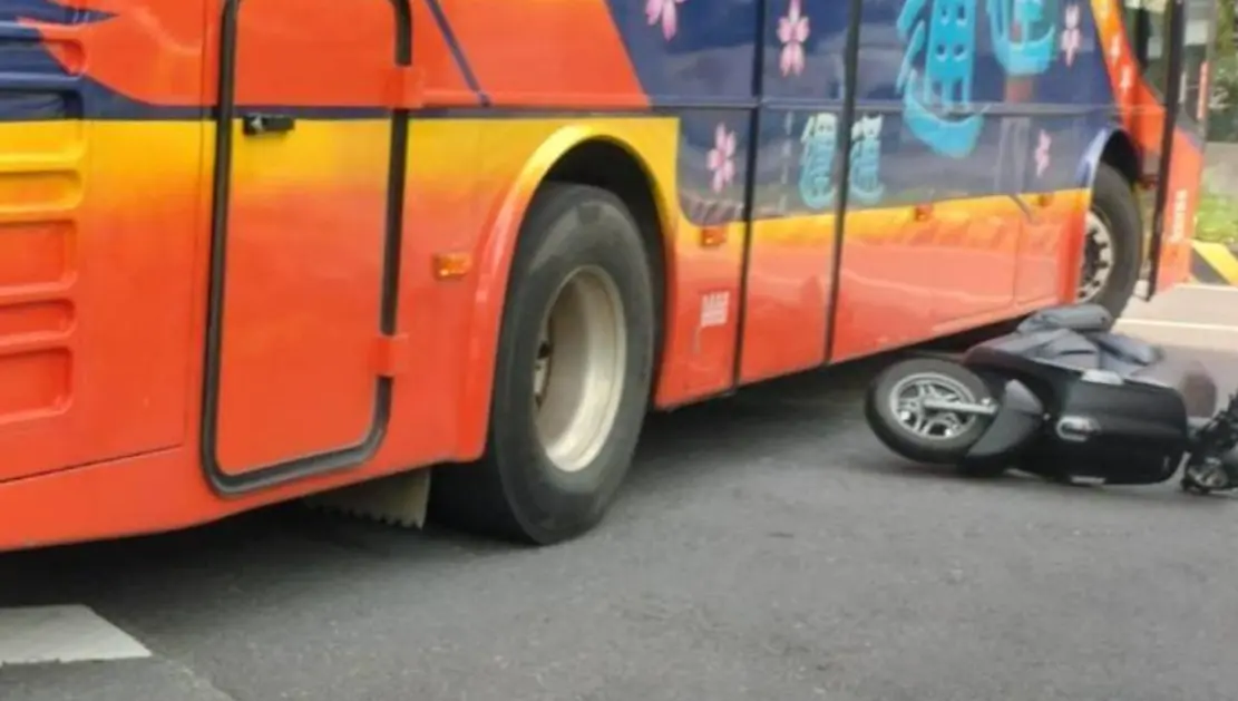 ▲20歲呂姓女騎士上月30日上班行經蘆竹區南崁路二段與南青路口，遭右轉遊覽車撞擊被捲入車底，顱內出血併氣血胸身亡。（圖／警方提供）