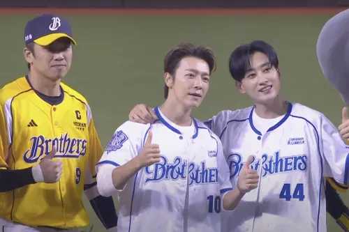 ▲韓國人氣男團SUPER JUNIOR-D&E成員李東海、李赫宰（藝名銀赫）擔任開球嘉賓，兩人帥氣登場讓粉絲瘋狂，而且還超有心地在球場設計了一場「兄弟鬩牆」戲碼，讓粉絲直呼：「到底是來開球還是來打架？」（圖／翻攝自中信兄弟影片）