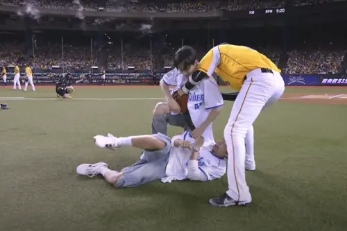 ▲韓國人氣男團SUPER JUNIOR-D&E成員李東海、李赫宰（藝名銀赫）擔任開球嘉賓，設計衝突橋段，讓粉絲笑翻（圖／翻攝自中信兄弟影片）