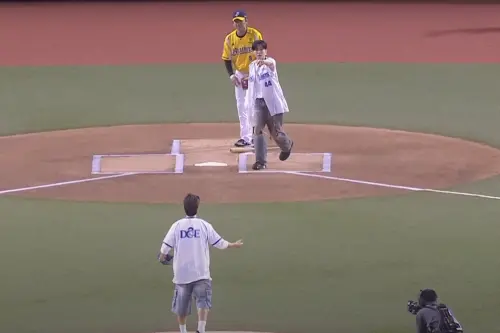 ▲韓國人氣男團SUPER JUNIOR-D&E成員李東海、李赫宰（藝名銀赫）擔任開球嘉賓，設計衝突橋段，讓粉絲笑翻（圖／翻攝自中信兄弟影片）