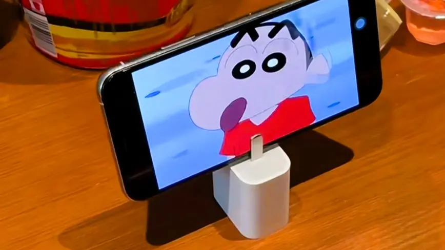 ▲生活妙方可解決許多日常疑難雜症，像是吃東西想追劇卻沒有手機架，充電頭一秒變支架。（圖／翻攝畫面）