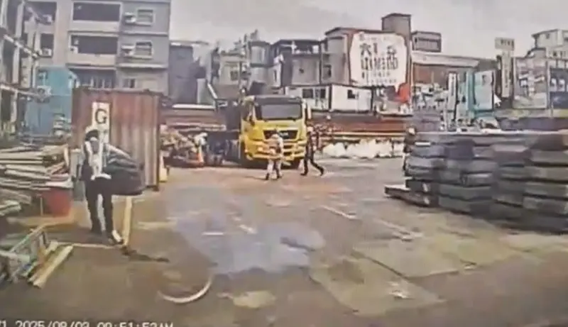 ▲桃園綠線捷運今（3）日早上在G09中正力行站進行1樓施工蓋板拆除作業時，47歲郭姓工人不慎從1樓墜落到B1。（圖／翻攝畫面）