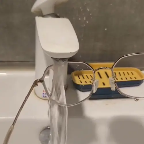 ▲鏡片上有小水珠,在小水柱下垂直沖水可去除。(圖/翻攝自Threads) ▲鏡片上有小水珠,在小水柱下垂直沖水可去除。(圖/翻攝自Threads)