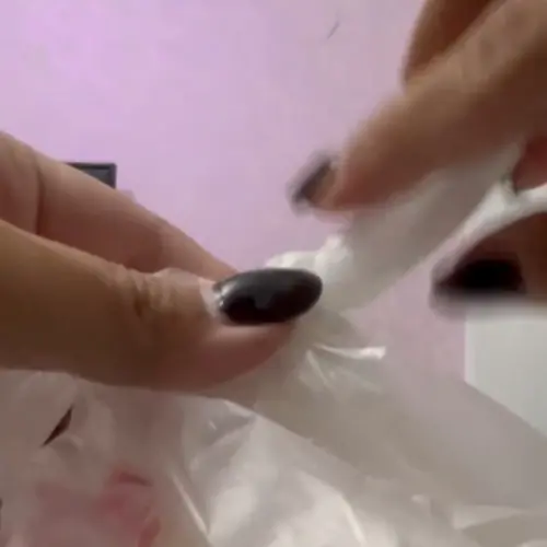 ▲塑膠袋打結綁太緊,將其中一邊提把同方向轉緊,讓提把「變細、變硬」從結中反推出去。(圖/翻攝自Threads) ▲塑膠袋打結綁太緊,將其中一邊提把同方向轉緊,讓提把「變細、變硬」從結中反推出去。(圖/翻攝自Threads)