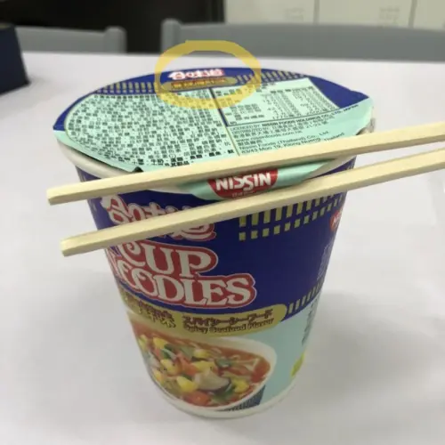 ▲筷子、叉子可夾住泡麵口,若是吃「乾麵」,倒水時在上方黃圈處撕開一小洞,就能快速將熱水瀝掉。(圖/翻攝自Threads) ▲筷子、叉子可夾住泡麵口,若是吃「乾麵」,倒水時在上方黃圈處撕開一小洞,就能快速將熱水瀝掉。(圖/翻攝自Threads)