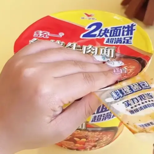 ▲吃泡麵用這種方式擠油包,乾淨又不沾手。(圖/翻攝自小紅書) ▲吃泡麵用這種方式擠油包,乾淨又不沾手。(圖/翻攝自小紅書)