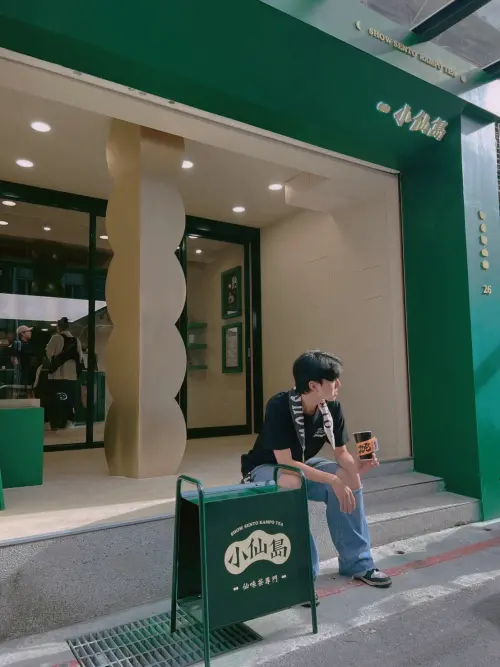 田馥甄同款「文青奶茶」神到了!漢方手搖飲料台北開幕:買一送一 ▲「小仙島」台北敦南店。(圖/小仙島提供)