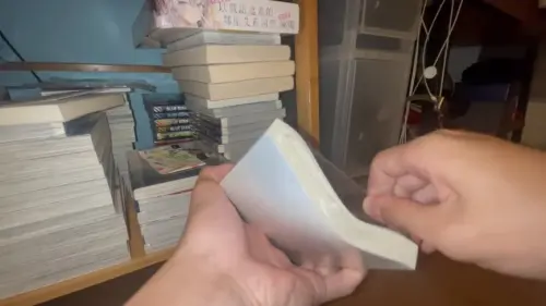 ▲將雜誌、漫畫等稍微內摺,就有空隙更好撕開透明塑膠封膜。(圖/翻攝自Threads) ▲將雜誌、漫畫等稍微內摺,就有空隙更好撕開透明塑膠封膜。(圖/翻攝自Threads)