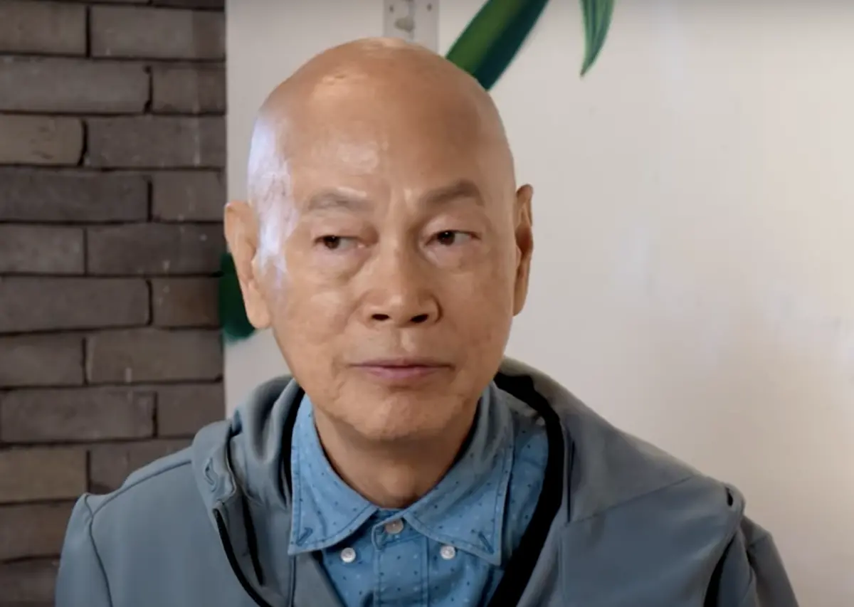 ▲羅家英（如圖）在周星馳的《西遊》系列中扮演多話的唐僧受到台灣觀眾熟知，透露自己第4度罹癌，之前攝護腺癌已經將之切除，然後就沒有性慾，現在又有癌症細胞增生，必須打女性荷爾蒙抑制成長，變得對房事更是毫無興趣。（圖／摘自紅查館 YT）