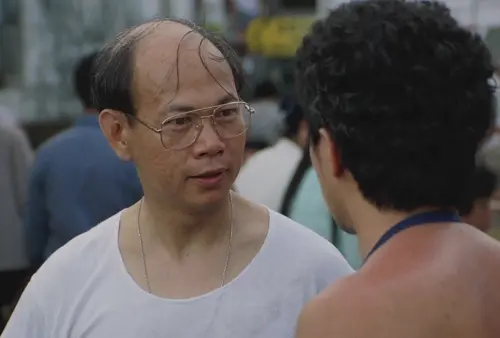 ▲羅家英(左)在《凌凌漆大戰金鎗客》中飾演達聞西,也是觀眾對他很熟悉的演出。(圖/摘自HKMDB) ▲羅家英(左)在《凌凌漆大戰金鎗客》中飾演達聞西,也是觀眾對他很熟悉的演出。(圖/摘自HKMDB)