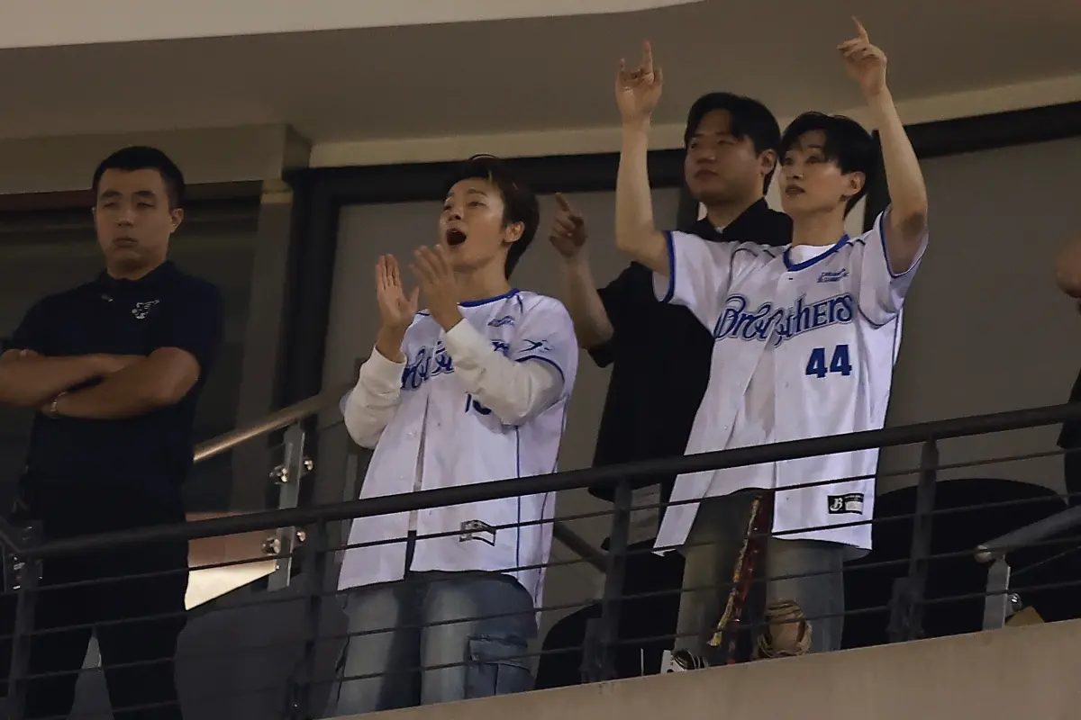 ▲SUPER JUNIOR-D&E銀赫、東海開球完，到3樓包廂看球，相當沉浸在中職棒球氛圍中，嗨跳中信兄弟應援曲，暢飲台灣啤酒。（圖／記者葉政勳攝 ,2025.08.03）