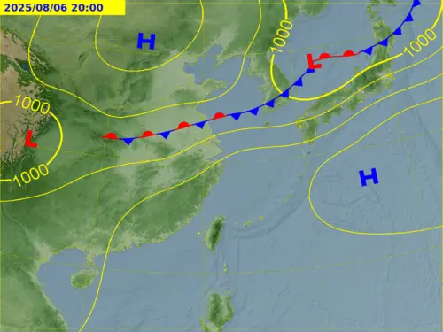 ▲太平洋高壓增強，季風槽北移，週三（8/6）台灣雨勢趨緩，日韓上空一直到中國，則是出現明顯的「滯留鋒」。（圖／翻攝自中央氣象署cwa.gov.tw）