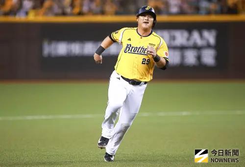 ▲中信兄弟指定打擊陳俊秀敲出一壘安打帶有一分打點。（圖／記者葉政勳攝 ,2025.08.03）