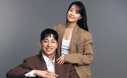 宋枝恩(左)身障老公朴偉(右)站起來了!超甜環抱讓他淚崩:想牽妳的手散步。(圖/宋枝恩IG) ▲宋枝恩(左)身障老公朴偉(右)站起來了!超甜環抱讓他淚崩:想牽妳的手散步。(圖/宋枝恩IG)