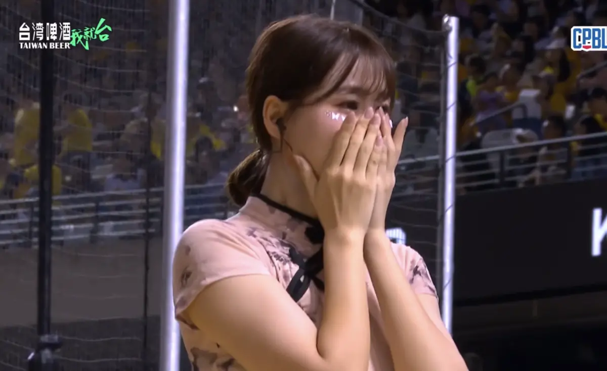▲中信兄弟本周末在大巨蛋舉行「CHANNEL B vol.2」K歌主題周，中場由啦啦隊Passion Sisters新韓援金渡兒表演經典韓文歌《Nobody》，但她表演結束致謝環節，卻難掩激動情緒、一度掩面落淚，經紀公司也給出正式回應。（圖／翻攝自CPBLtv）