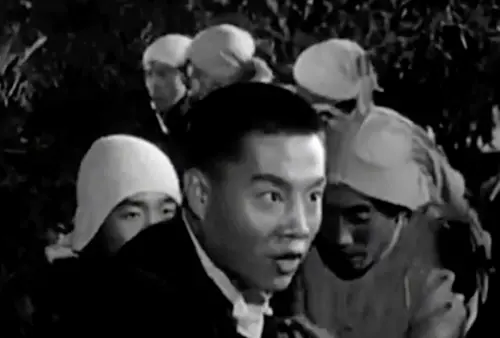 ▲朱龍廣(中)年輕時已在黑白片《地道戰》中扮演男主角,表現頗有好評。(圖/摘自YouTube) ▲朱龍廣(中)年輕時已在黑白片《地道戰》中扮演男主角,表現頗有好評。(圖/摘自YouTube)