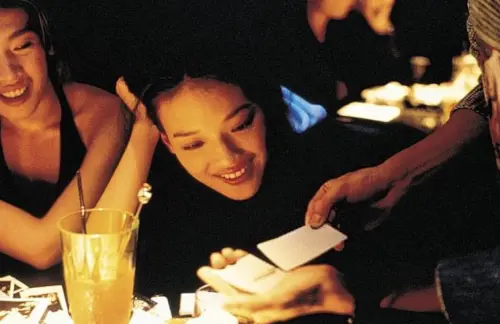 ▲《千禧曼波》是舒淇（中）與侯孝賢合作的著名代表作。（圖／摘自IMDb）