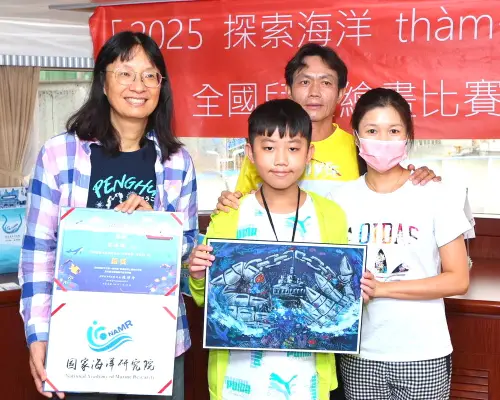 ▲國家海洋研究院院長陳璋玲(左1)頒獎給獲獎學童。(圖/國家海洋研究院提供) ▲國家海洋研究院院長陳璋玲(左1)頒獎給獲獎學童。(圖/國家海洋研究院提供)