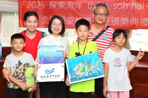 ▲國家海洋研究院副院長李寶卿(左3)頒獎給獲獎學童。(圖/國家海洋研究院提供) ▲國家海洋研究院副院長李寶卿(左3)頒獎給獲獎學童。(圖/國家海洋研究院提供)