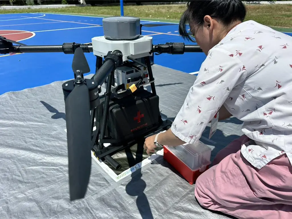 ▲衛生福利部首度啟動無人機送藥機制，護理師將藥品放上無人機。（圖／衛福部）