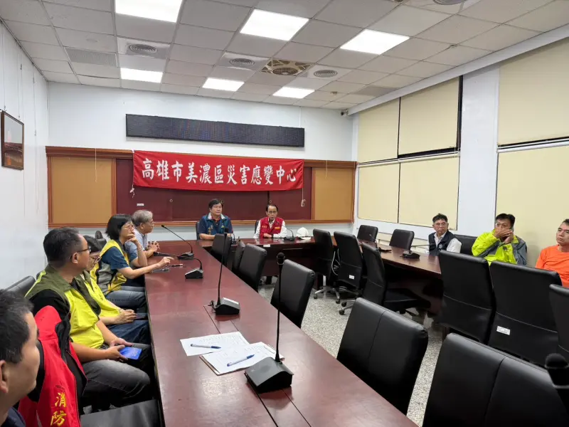 ▲美濃多處列入土石流警戒，高雄市副市長林欽榮赴公所與災區關懷視察、指示加強排水與災後改善。（圖／高雄市政府）