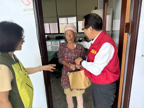 ▲高雄副市長林欽榮關懷當地民眾。（圖／高雄市政府）