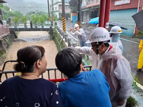 ▲副市長林欽榮視察美濃區災情與雨勢狀況。（圖／高雄市政府）