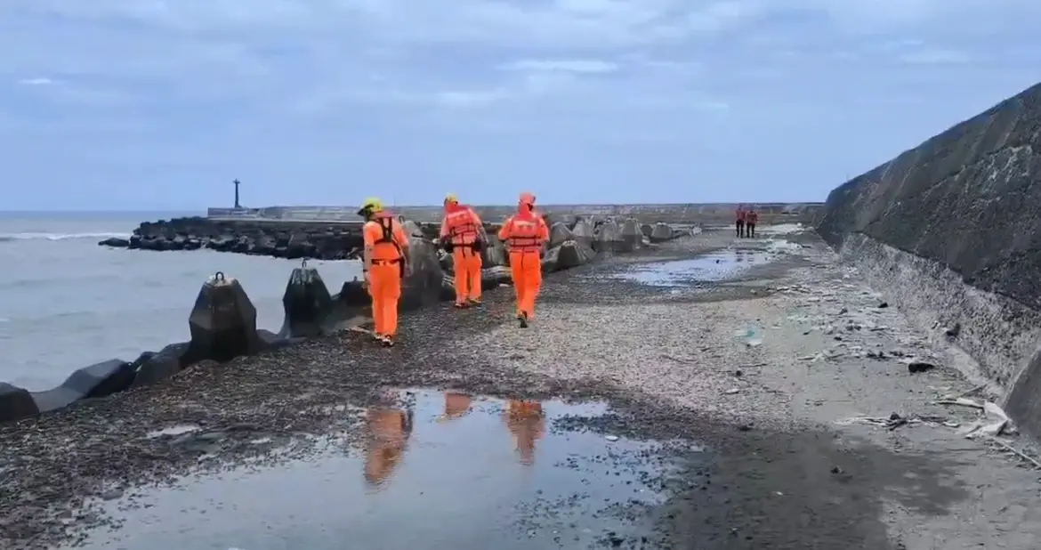 ▲桃園市竹圍漁會南堤旁的竹圍海水浴場驚傳2名高中生落海失蹤，今（3）日晚間19時03分現場打撈一名浮屍，經確認身分為其中一位林姓男子。（圖／海巡署提供）