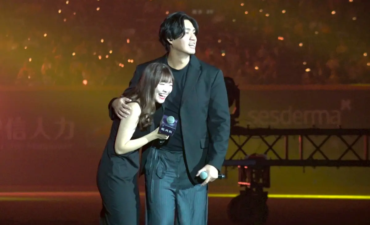 ▲中信兄弟本土王牌「美美」鄭浩均主動報名參加「我不是歌手」歌唱大賽，與PS女孩小迪深情合唱英文歌，兩人還有諸多互動。（圖／記者陳云茹攝）