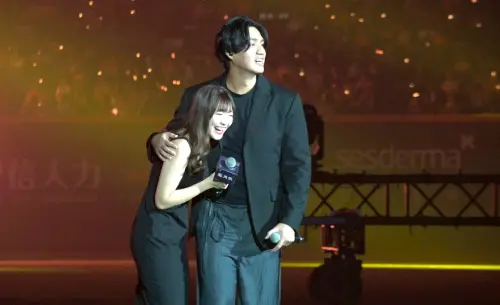 中職／恨美美！鄭浩均、小迪牽手甜唱　「超近距離」互動全場尖叫
