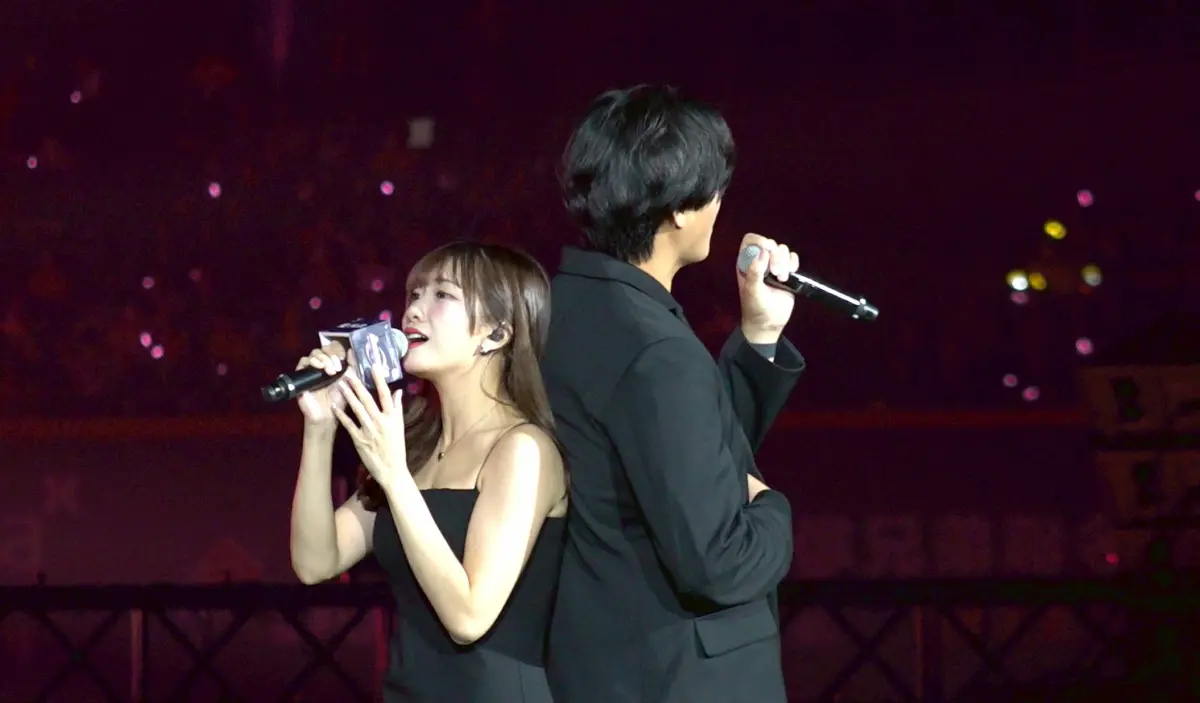 ▲中信兄弟投手鄭浩均與Passion Sisters成員小迪昨（3）日晚間賽後情歌對唱，演唱期間又摟又牽手讓不少粉絲氣炸直呼：「下二軍！」對此中信兄弟經紀人乖姐曬出私訊對話力挺：「一千萬分！」（圖／記者陳云茹攝）