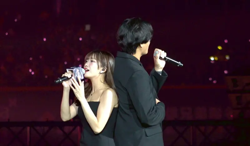 ▲中信兄弟投手鄭浩均與Passion Sisters成員小迪昨（3）日晚間賽後情歌對唱，演唱期間又摟又牽手讓不少粉絲氣炸直呼：「下二軍！」對此中信兄弟經紀人乖姐曬出私訊對話力挺：「一千萬分！」（圖／記者陳云茹攝）