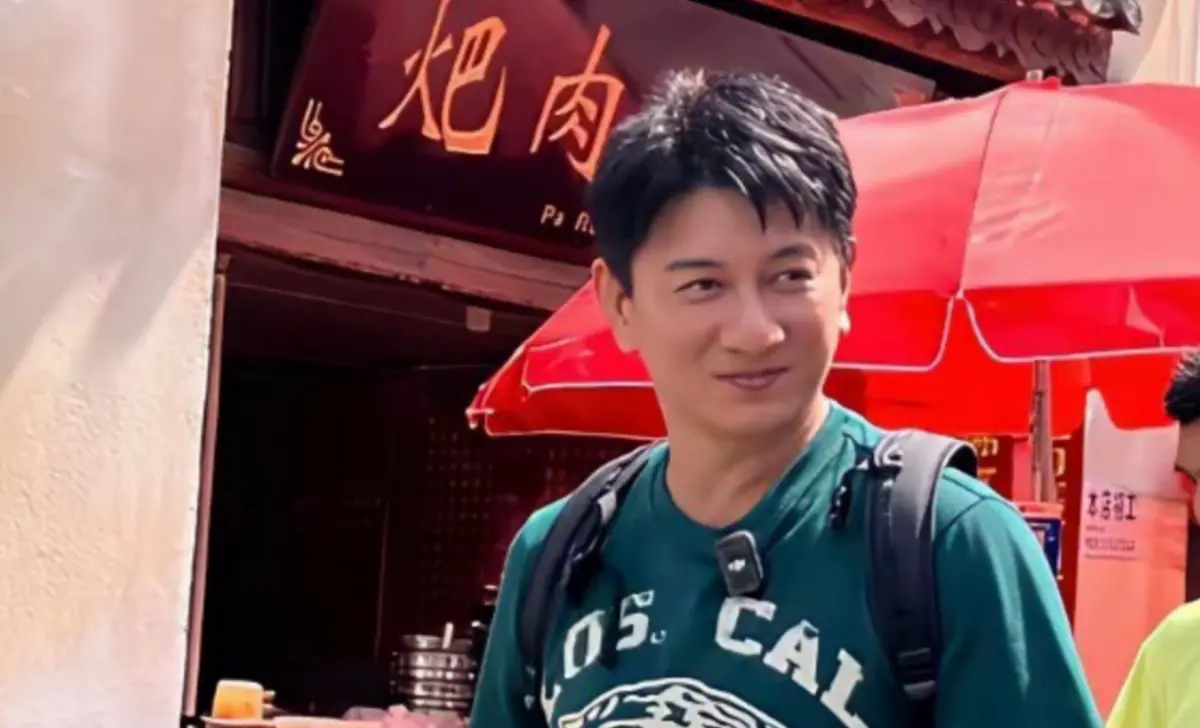 ▲吳奇隆在雲南大理被許多民眾捕獲，還有他跳民族舞蹈的影片也在小紅書上流傳，親民又有朝氣的模樣受到讚賞。（圖／翻攝自小紅書）