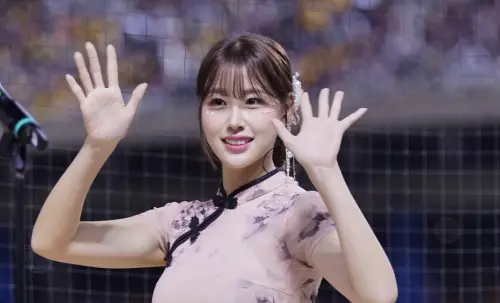 ▲韓國啦啦隊女神金渡兒（如圖）今（3）日穿旗袍在應援舞台SOLO，沒想到讓有女友的樂天球星陳晨威看傻，甚至一度站在海景第一排觀看，最終慘遭球團出征，笑翻網友。（圖／IG doa_1224）