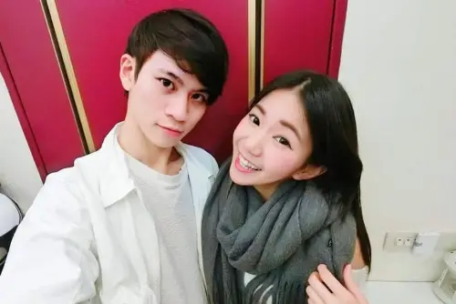 ▲家寧（右）近期狂批Andy（左），但她出庭時對於群海娛樂為何轉匯24萬租金到父親帳戶的回答，反而幫到Andy。（圖／翻攝臉書）